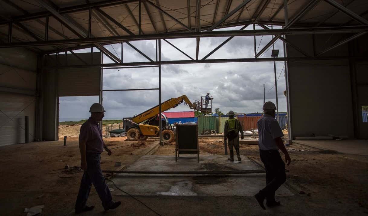 Archivo / Foto del 9 de junio del 2016 de uno de los depósitos que se están construyendo en el puerto de Mariel, cerca de La Habana. El puerto se encuentra en una zona especial de desarrollo económico y se espera atraiga cada vez más megabarcos que se dirigen al ampliado Canal de Panamá. (AP Photo/Desmond Boylan)