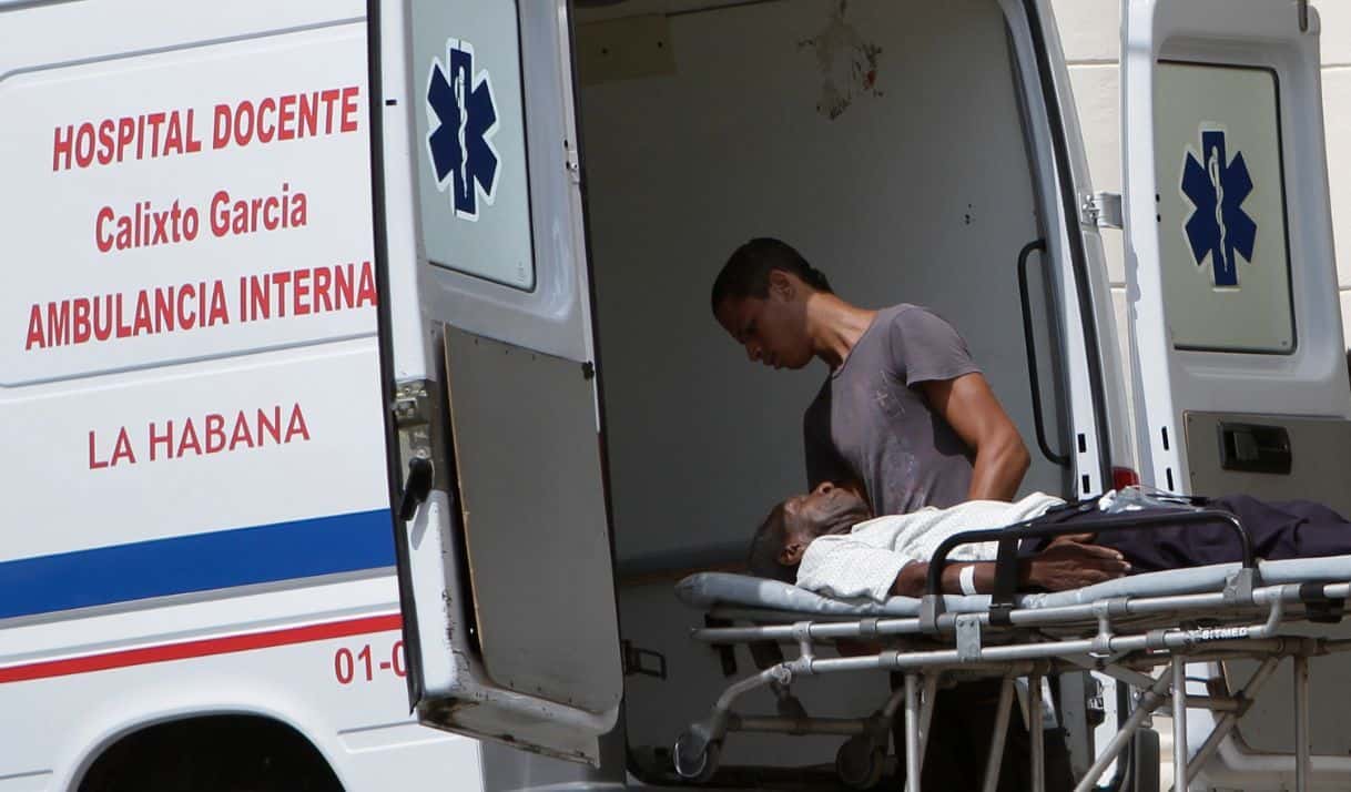 Un enfermo es trasladado por una ambulancia en esta foto de archivo del 13 de agosto del 2012 hasta el hospital público Calixto García en La Habana, Cuba. (Foto AP/Franklin Reyes)