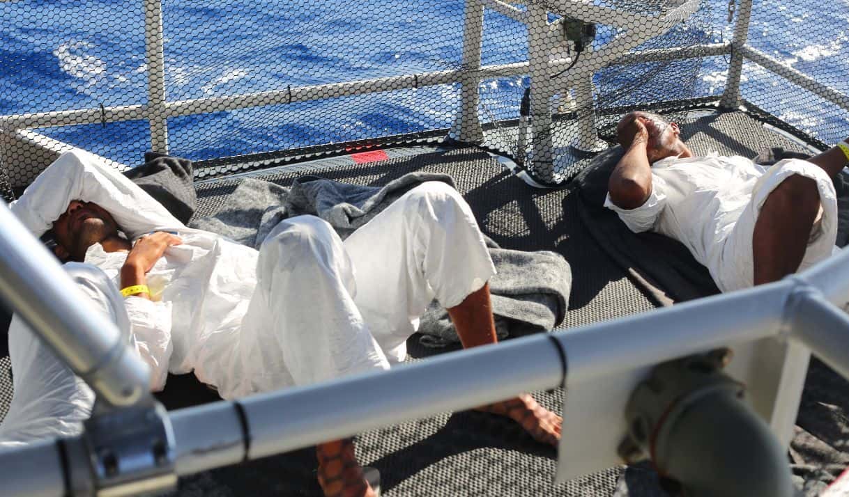 Imagen de referencia /  Tomada en el estrecho de Florida el 17 de mayo de 2015, migrantes cubanos descansan a bordo de la patrullera Charles David Jr de la Guardia Costera estadounidense. (Foto AP/Tony Winton)