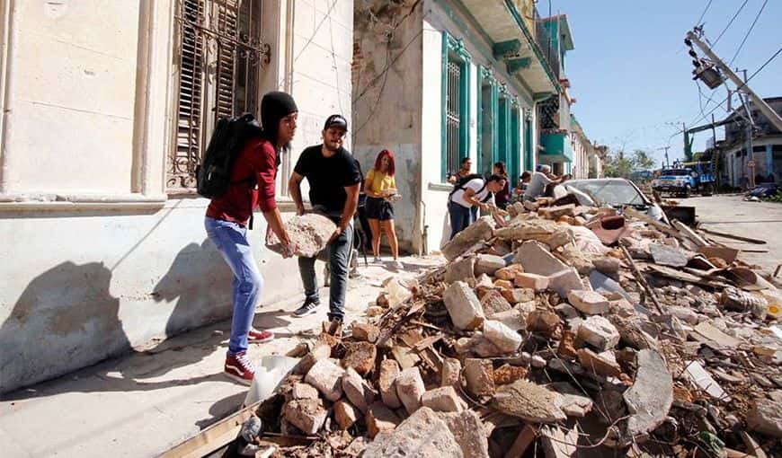 Jóvenes cubanos, miembros de la Asociación Hermanos Saíz (AHS), ayudan en la recuperación de los barrios afectados por el tornado. Foto: Alba León Infante. Tomada de la página en Facebook de la AHS.