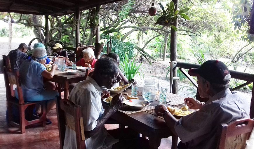 Restaurante privado ofrece atención gratuita a los ancianos