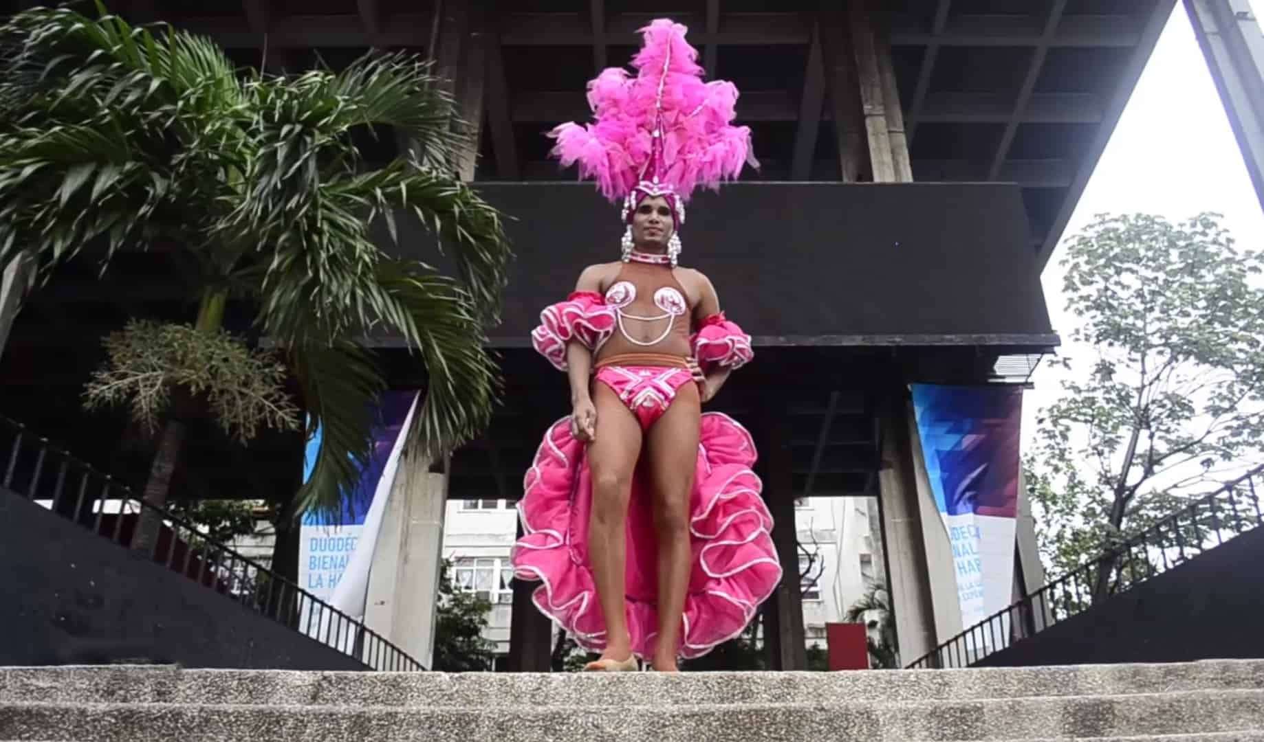 Artista cubano se viste de mulata rumbera en la Bienal de Arte de La Habana. Foto Claudio Peláez