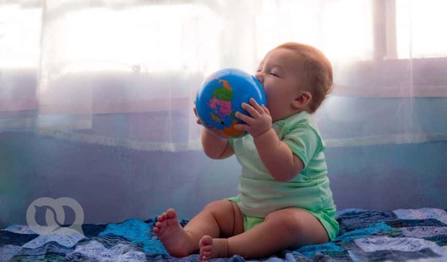 Bebé se quiere comer el mundo