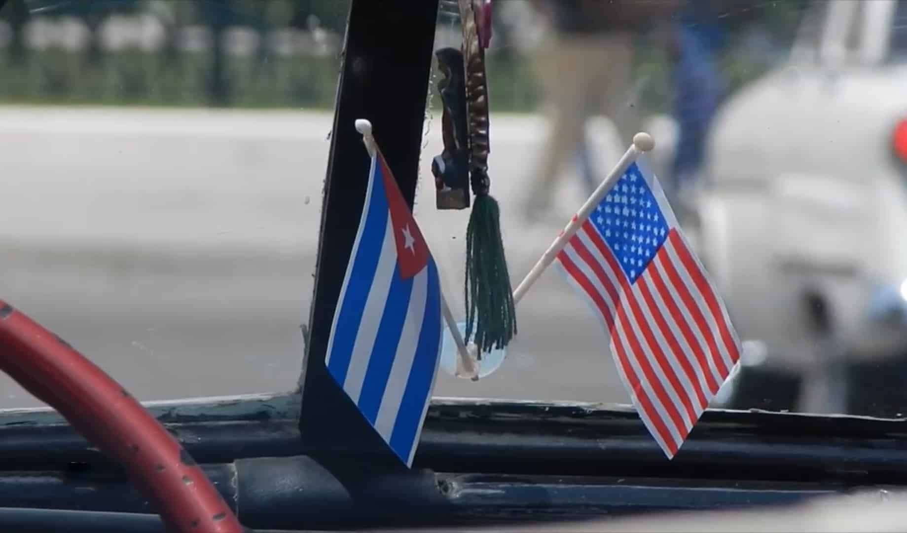 Banderas de Cuba y Estados Unidos en un carro americano