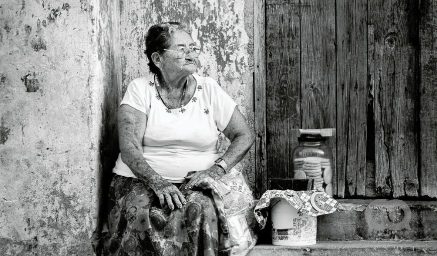 Anciana en Cuba, vejez, cuidadores, vendedora