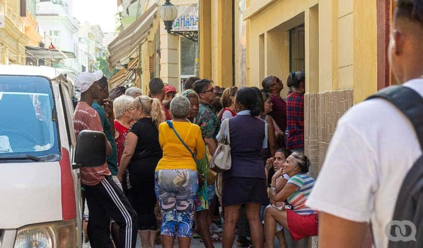 Cola frente a un mercado en La Habana al inicio de la cuarentena. Foto: Sadiel Mederos