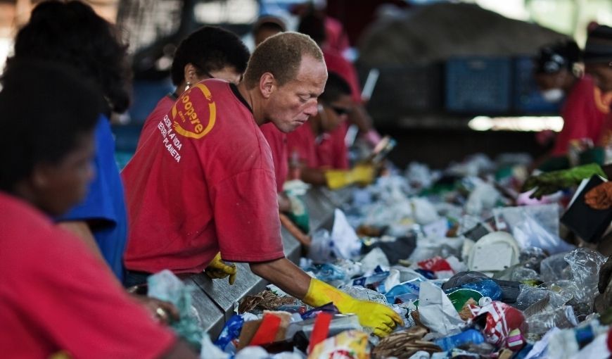 Hombre recicla en cooperativa de recuperación de residuos sólidos, desechos, reciclaje inclusivo, ecología, economía circular, plásticos, gestión de desechos. Foto: Cortesía Latitud R.