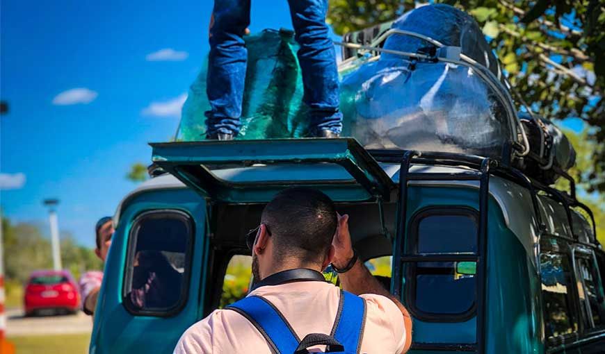 Los cubanos pueden volver a importar 125 kg sin carácter comercial a su llegada al país. Foto: Samuel LG/ Unsplash.