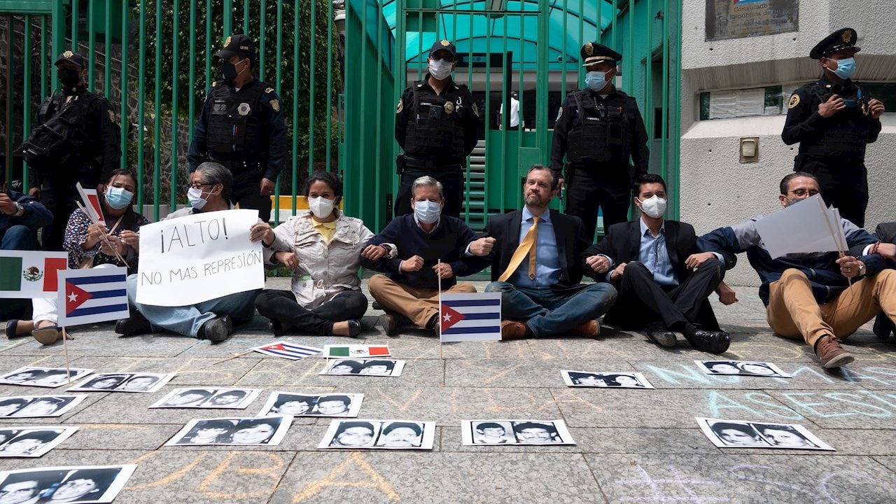 Cubanos se manifiestan contra el régimen de La Habana en la Embajada de la isla en México.