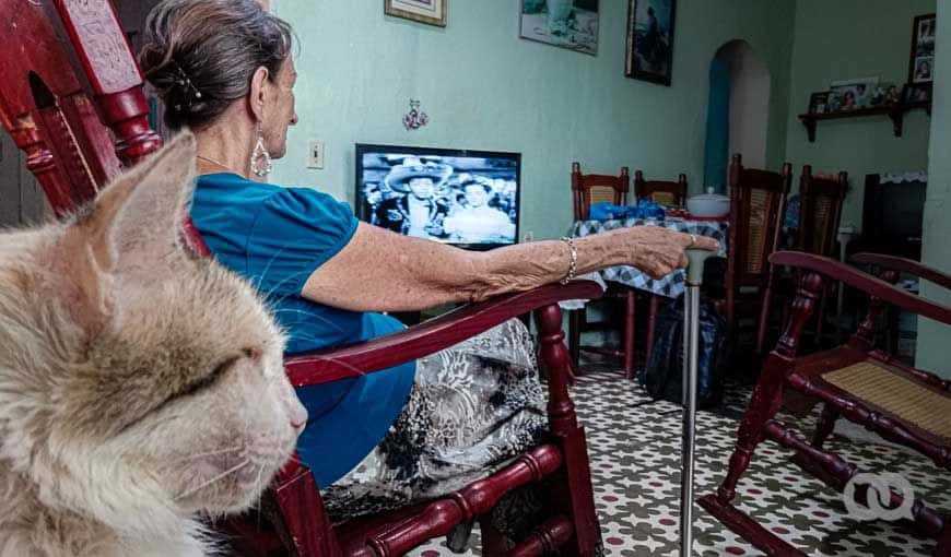 Cursilerías, chapuzas y pifias: la televisión cubana en meses de pandemia