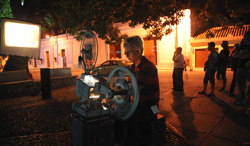 Domingo proyectando películas. Foto: Del autor.