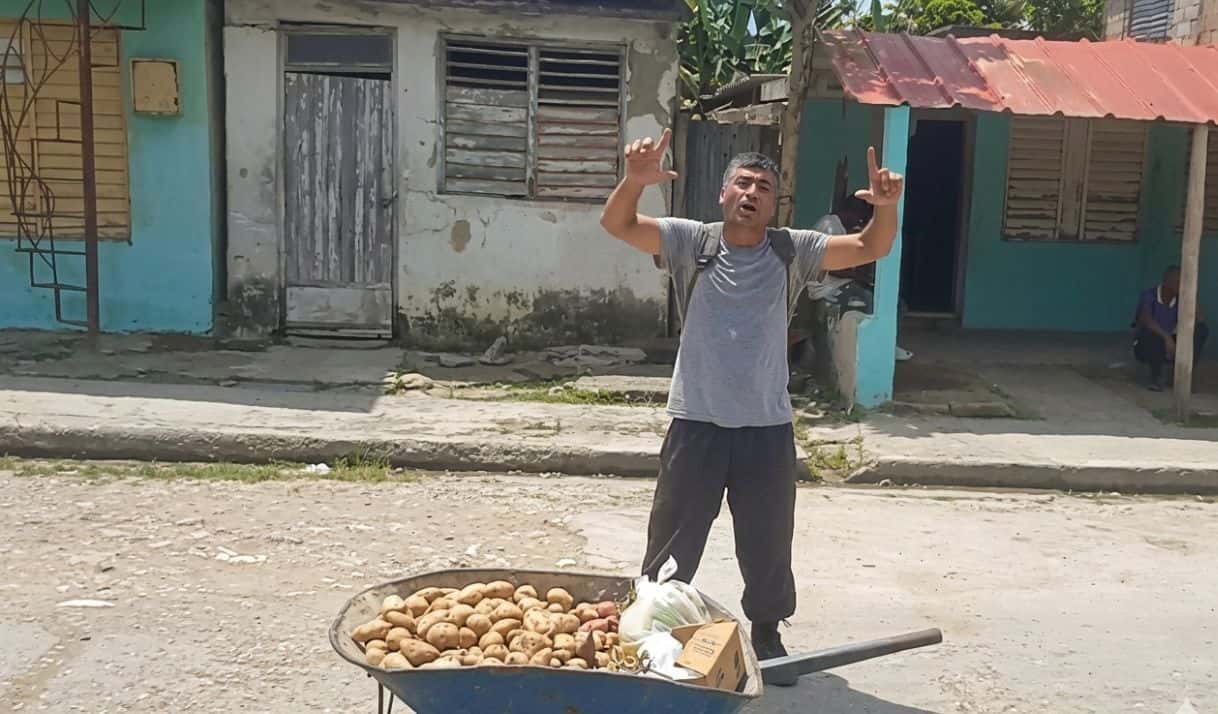 Alexeis Serrano durante protesta por multa. Foto: Captura de pantalla mejorada con IA.