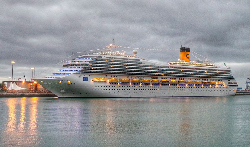 El crucero Costa Mágica viajaba por el Caribe con pacientes positivos a COVID-19 a bordo. Hoy está anclado en las costas de Miami y los tripulantes enfermos están siendo evacuados. Foto: Tomada de Flickr