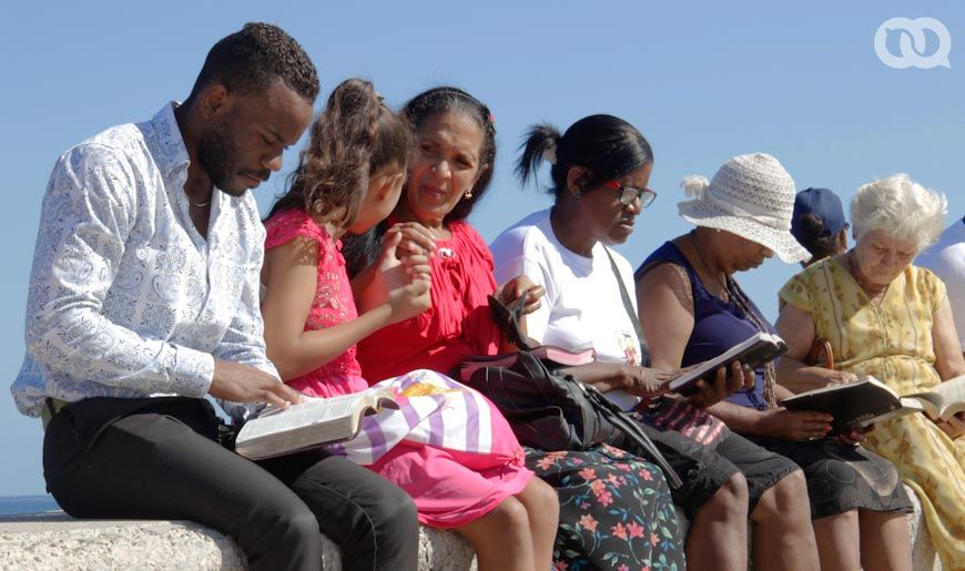 Lectura silenciosa de la Biblia en el malecón