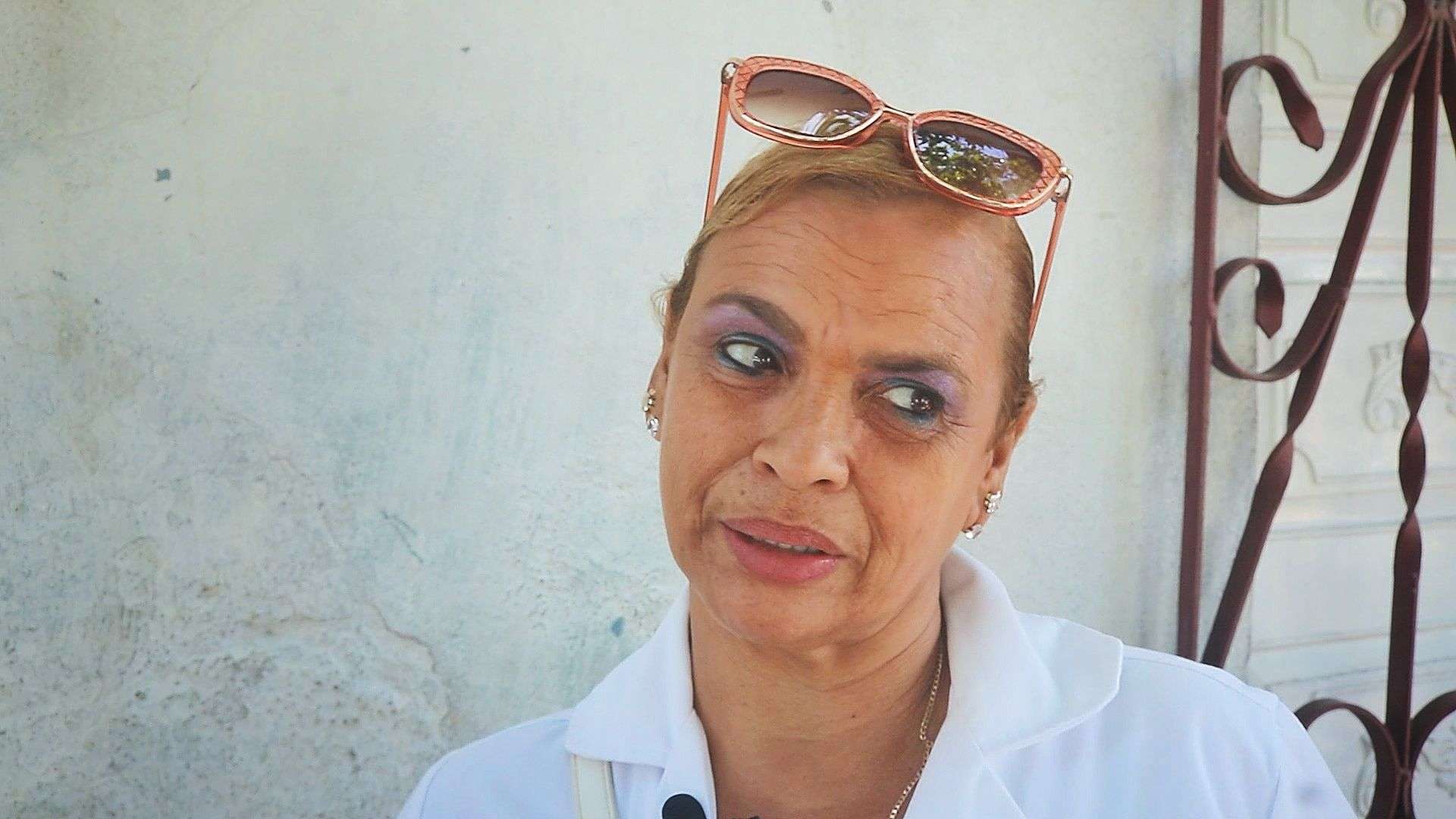 Isabel Cruz, enfermera en Santa Clara, responde sobre el uso que hará del incremento salarial aprobado por el gobierno de Miguel Díaz-Canel, en 2019. Foto: Kyn Torres