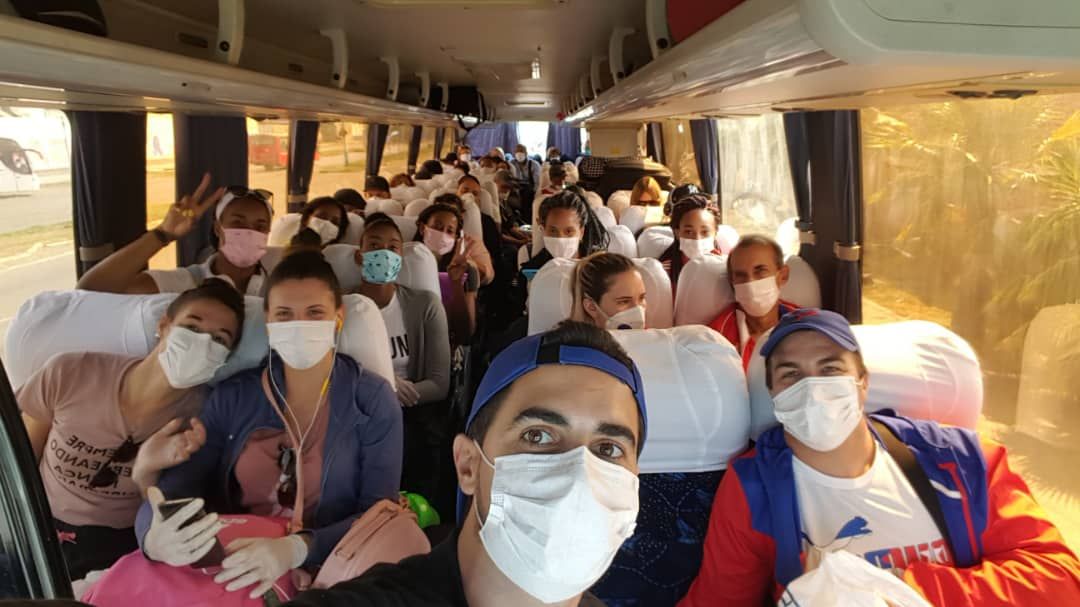 Cubanos en un ómnibus peruano rumbo al aeropuerto con destino a Cuba. Foto: cortesía