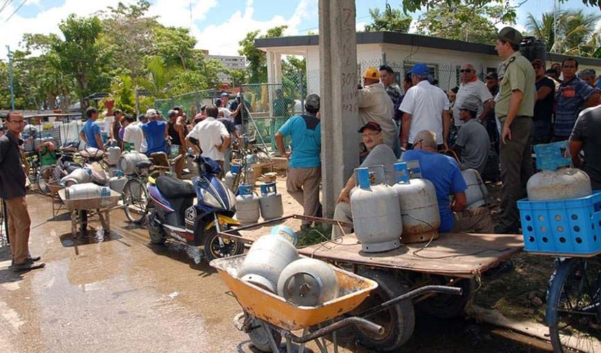 Cubanos se “apertrechan” ante la llegada de Irma