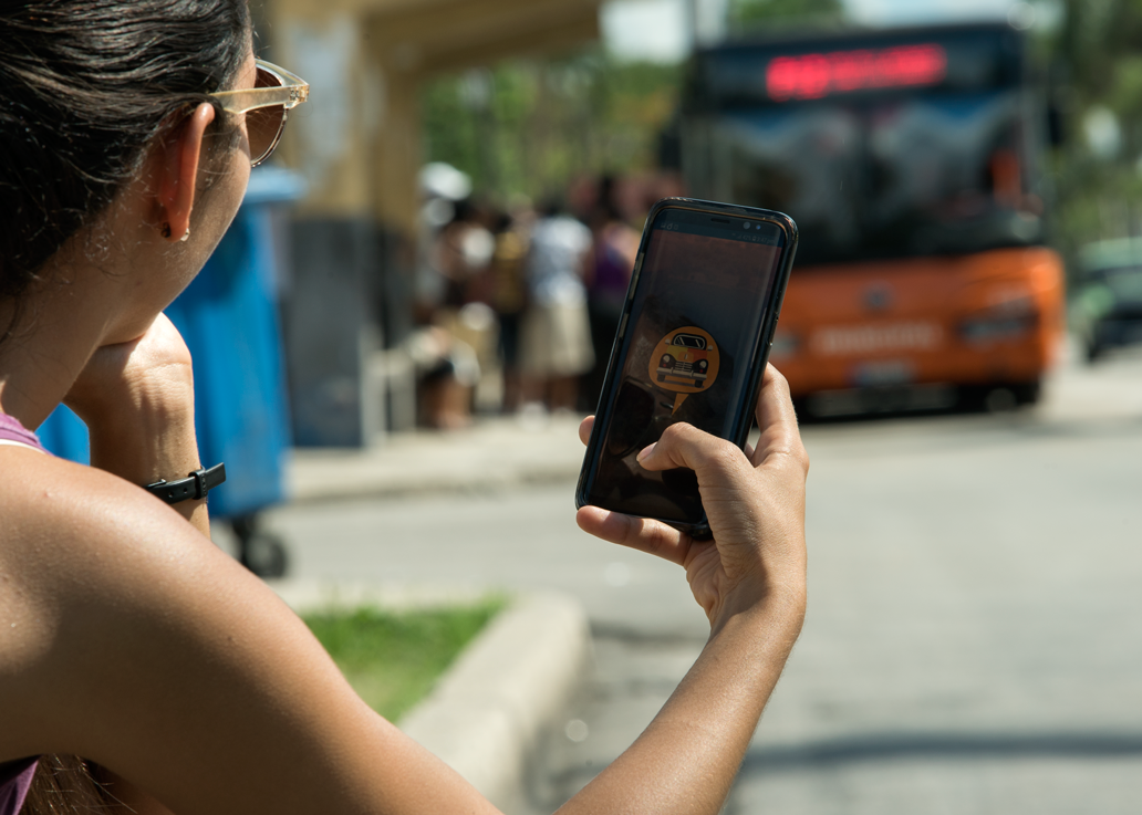«Cuber», una de las más recientes aplicaciones cubanas que conecta a los choferes de taxis con pasajeros en la capital. Foto: Belo PCruz (Yucabyte)