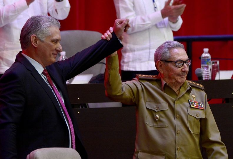 Miguel Díaz-Canel Bermúdez (I), Presidente de la República, junto al General de Ejército Raúl Castro Ruz (D), tras su elección como Primer Secretario del Comité Central del Partido Comunista de Cuba (CC PCC), durante la Sesión de Clausura del VIII Congreso del PCC, en el Palacio de Convenciones, en La Habana, el 19 de abril de 2021. ACN FOTO/ Ariel LEY ROYERO/ rrcc.