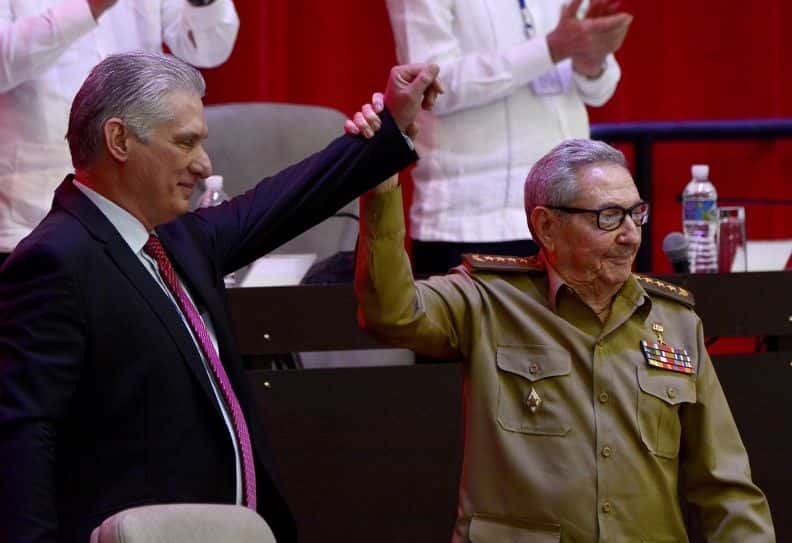 Miguel Díaz-Canel junto a Raúl Castro  durante el Congreso del PCC, el 19 de abril de 2021. Foto: Ariel Ley / ACN.