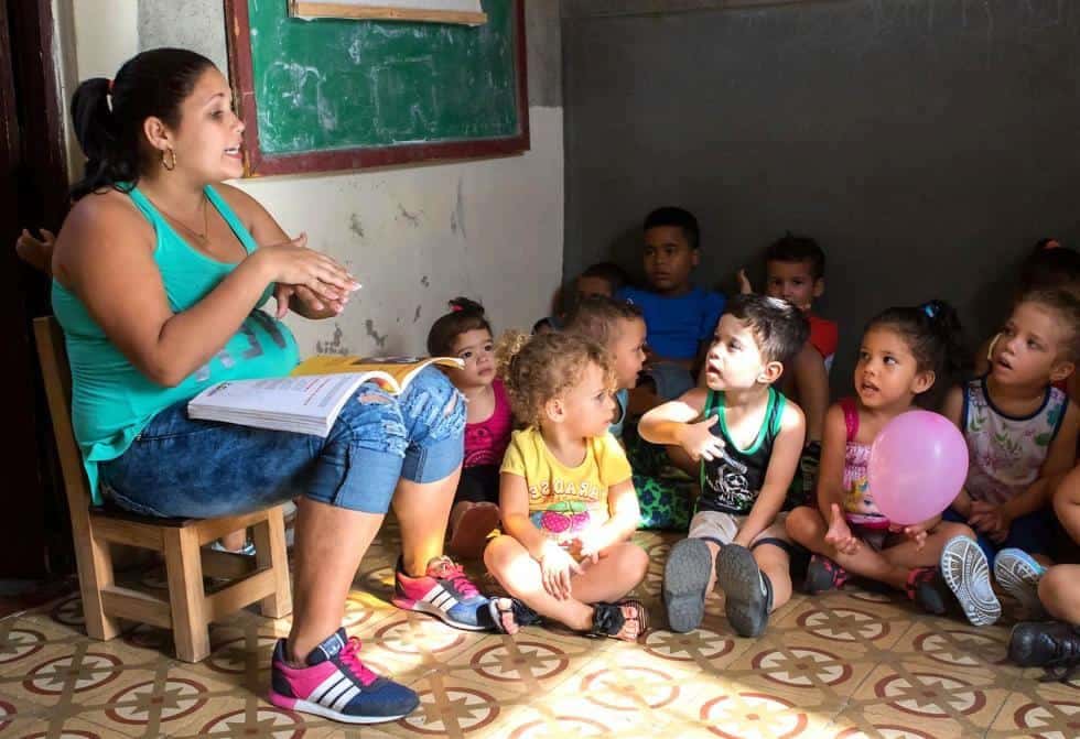 De tecnóloga del petróleo a cuidadora de niños