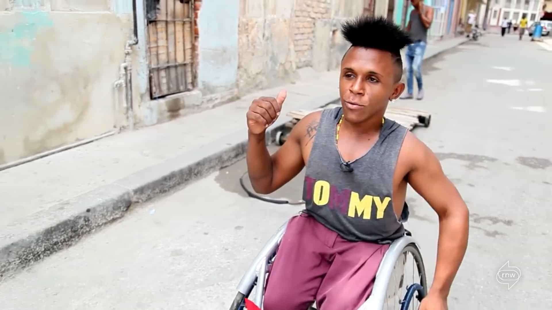 Lázaro Oscar Tió es un discapacitado fisico que vende gafas para sobrevivir en La Habana, Cuba.