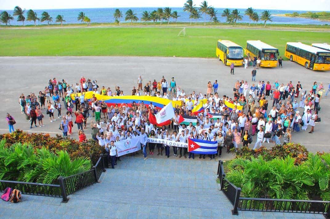 At the Latin American School of Medicine in Cuba, Colombian students stand in support of Colombia’s university students struggle. Nov. 2018. Photo: Taken from Marcos Sanchez’ Twitter account.