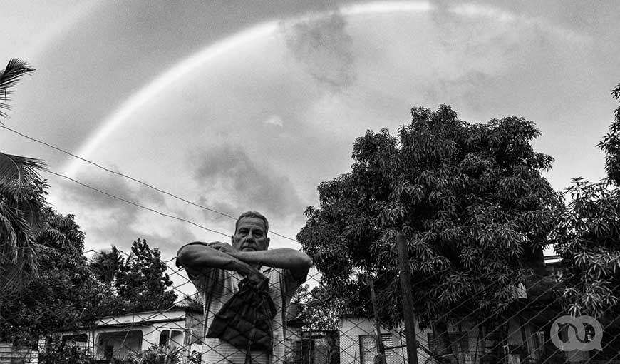 Ricardo vive en El Hueco, un caserío a las afueras de Santa Clara. Como otras personas de su comunidad busca alternativas para la alimentación de su familia; hace casabe y siembra habichuelas. Foto: Sadiel Mederos Bermúdez.