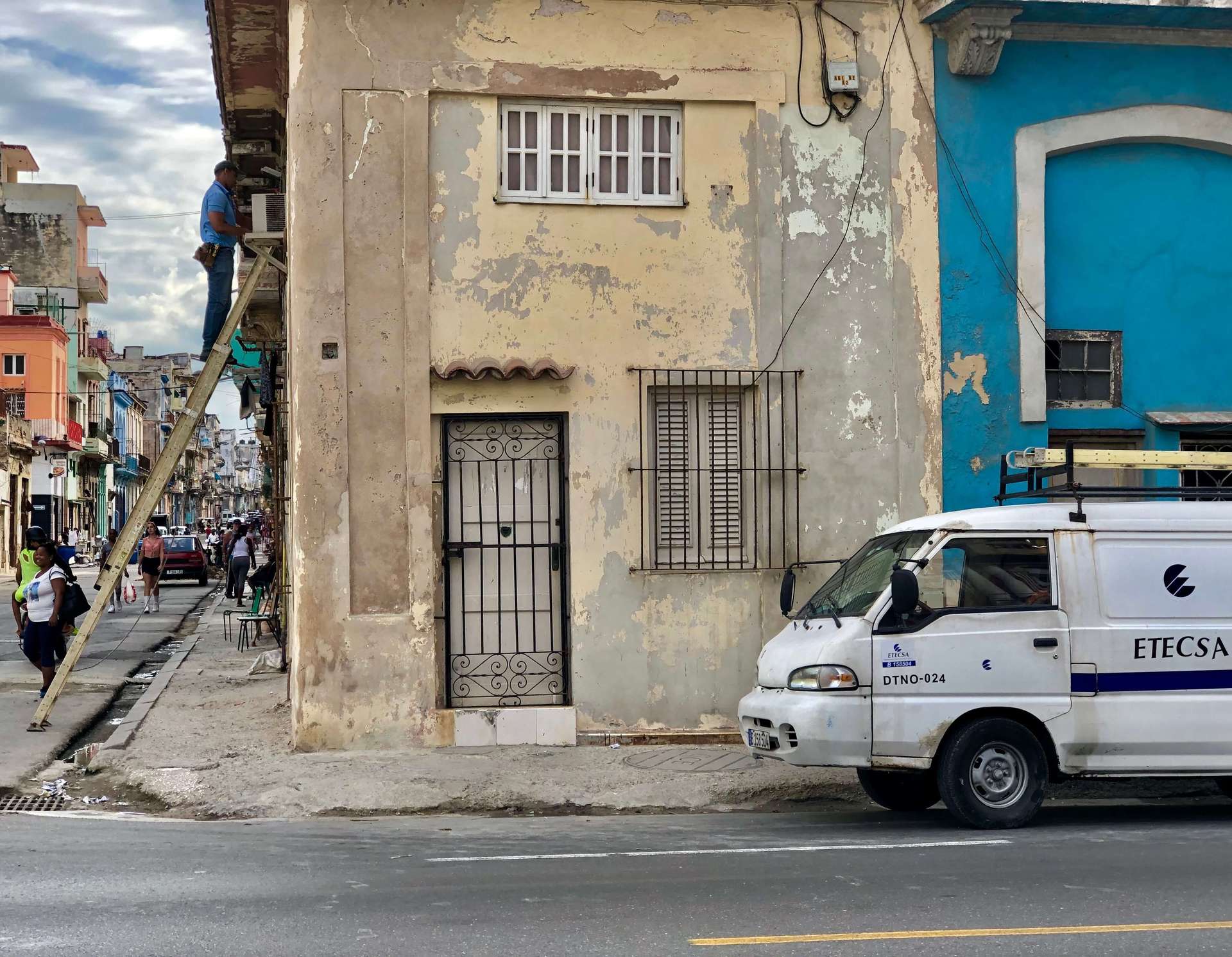 De 800 a 400 dólares al mes: Etecsa rebaja precio de Internet en hogares cubanos