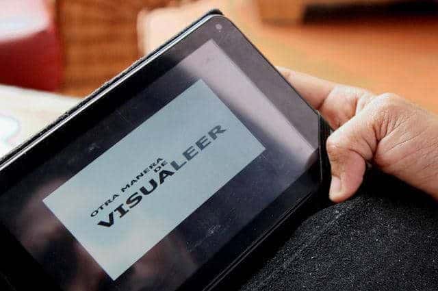 El joven que vende libros con videos