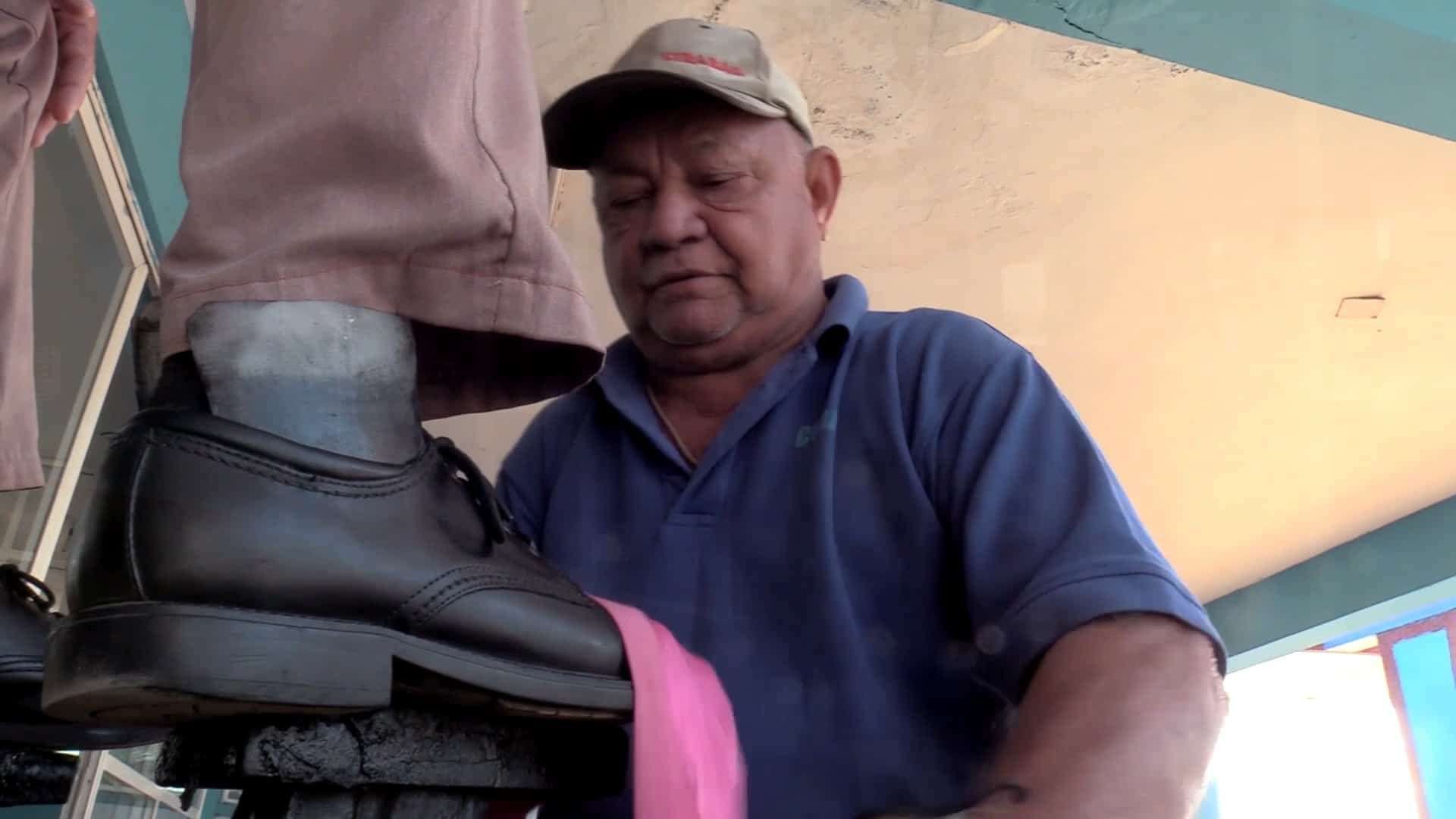 El ultimo limpiabotas de Cardenas en Matanzas Cuba