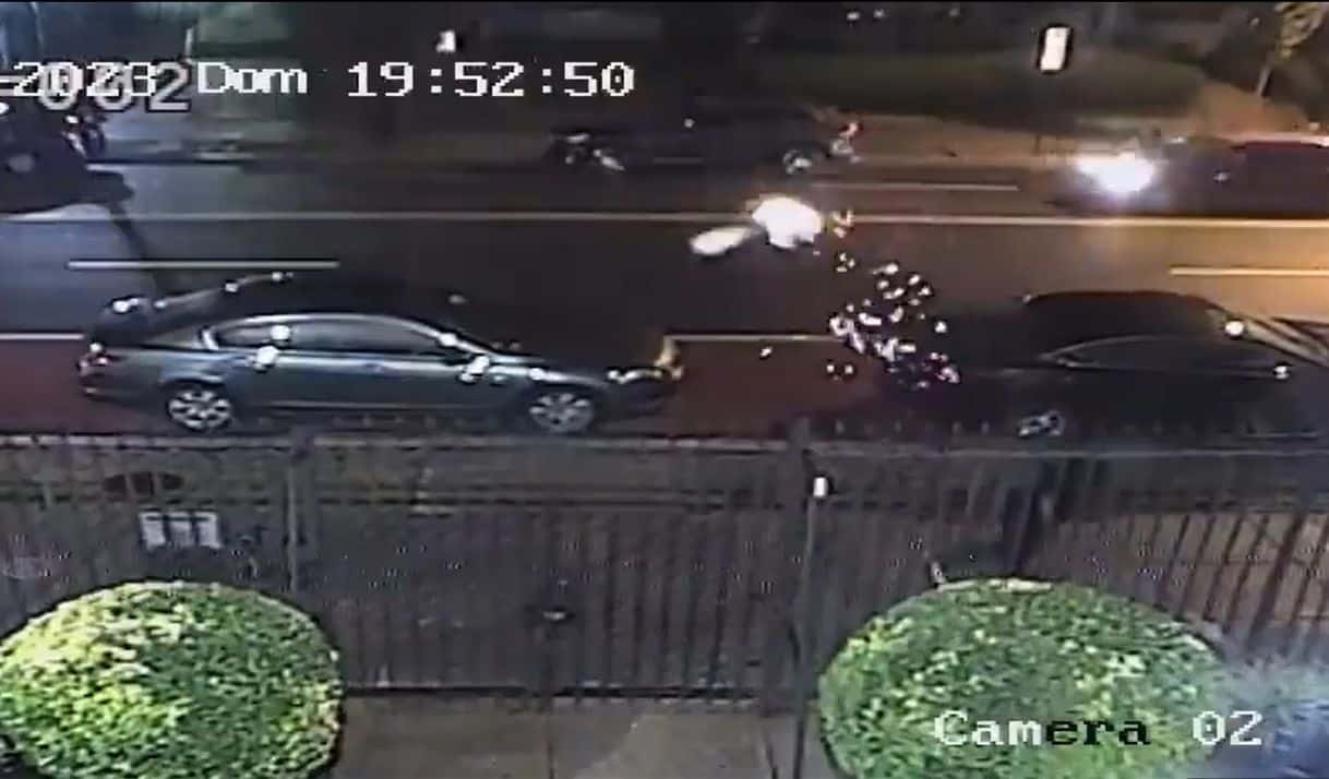 Captura del video de la cámara de vigilancia de la embajada cubana en Estados Unidos. Momento cuando es lanzado el segundo cóctel molotov.