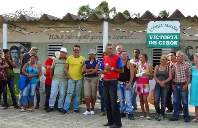 Miguel Mariano Piñero conduce una de las actividades coordinadas por el Grupo Nacional de Escritores Rurales (G-NERarte) en Las Tunas. Foto: Tomada del blog CUBA ALA DÉCIMA.