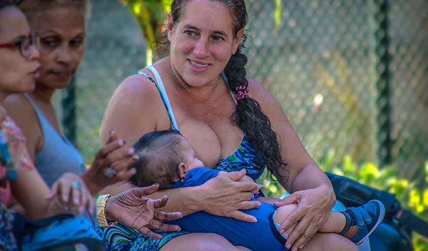 La teta, serena y velada