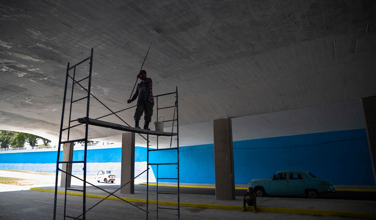 hombre pintura carro techo