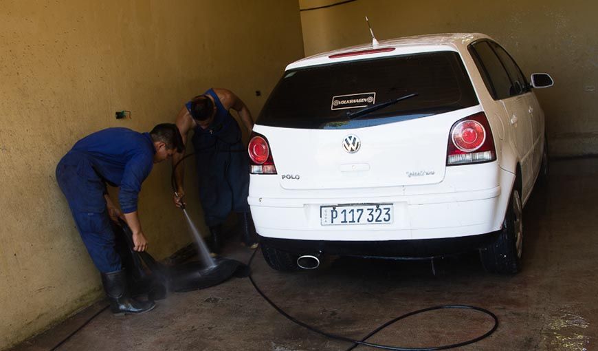 El agua empleada durante el proceso de fregado es conducida por una serie de canales que el dueño construyó alrededor de la casa. Foto: Ismario Rodríguez