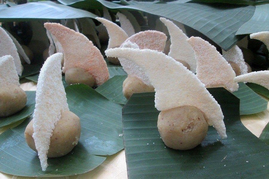 Galletas de casabe sobre dulce de boniato, conocido como boniatillo. Foto: Archivo IPS Cuba