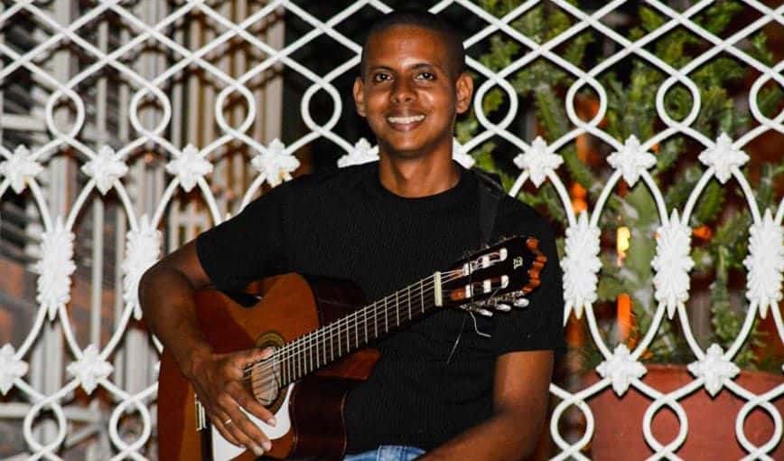 Enseña niños y canta a turistas: la historia de un músico cubano