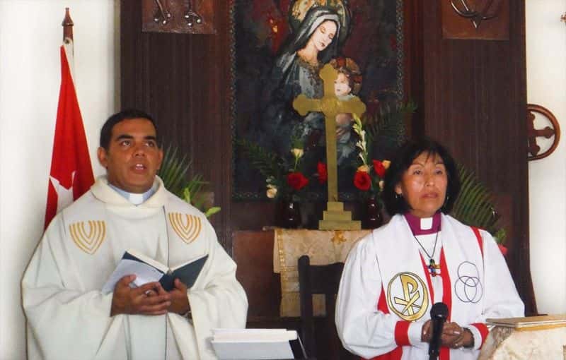 El padre Halbert Pons y la Obispa de la Iglesia Episcopal de Cuba. Foto: Alejandro Ulloa