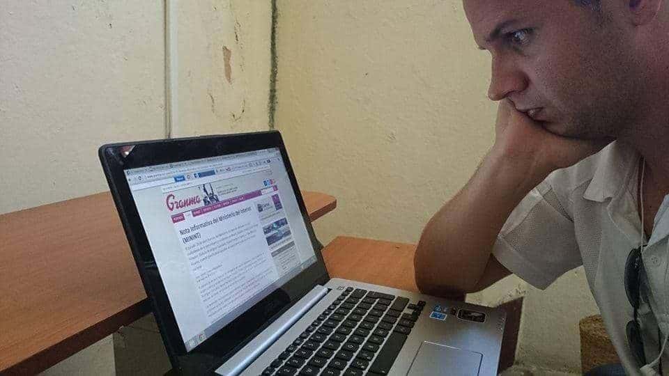 Harold-Cardenas-lee-el-Granma-Laptop-Medios-Nacionales.jpg