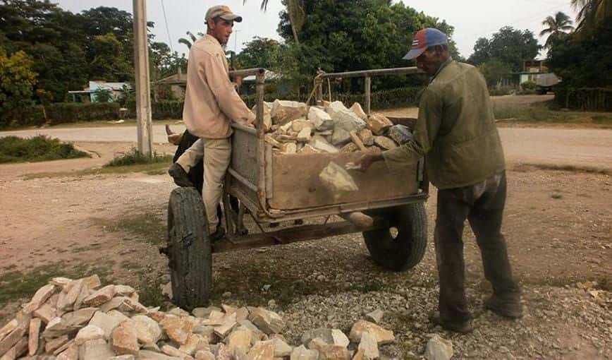 mujeres_que_pican_piedra_al_margen_de_la_ley