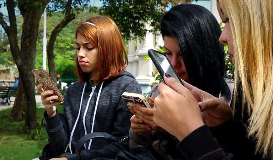 Usuarios cubanos exigen precios más bajos de Internet