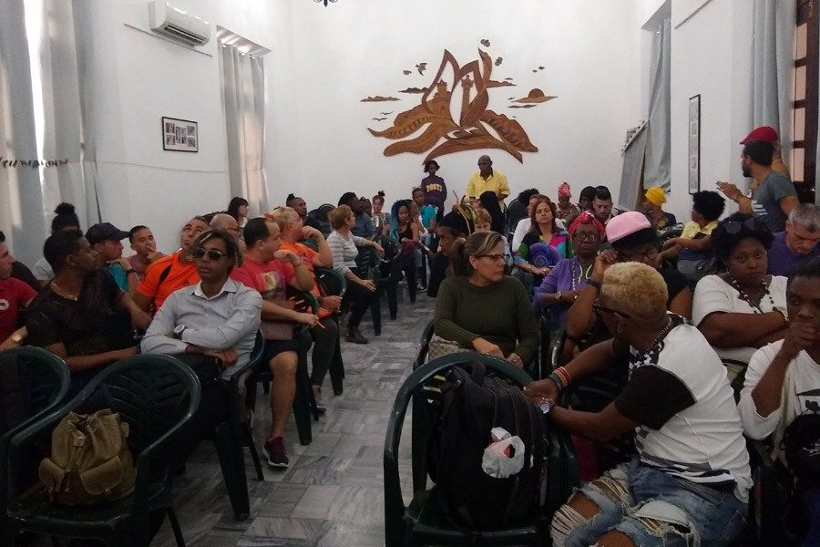 Debate entre las y los participantes sobre retos del activismo antirracista y LGBTI en Cuba, durante el taller. Foto: Archivo IPS Cuba