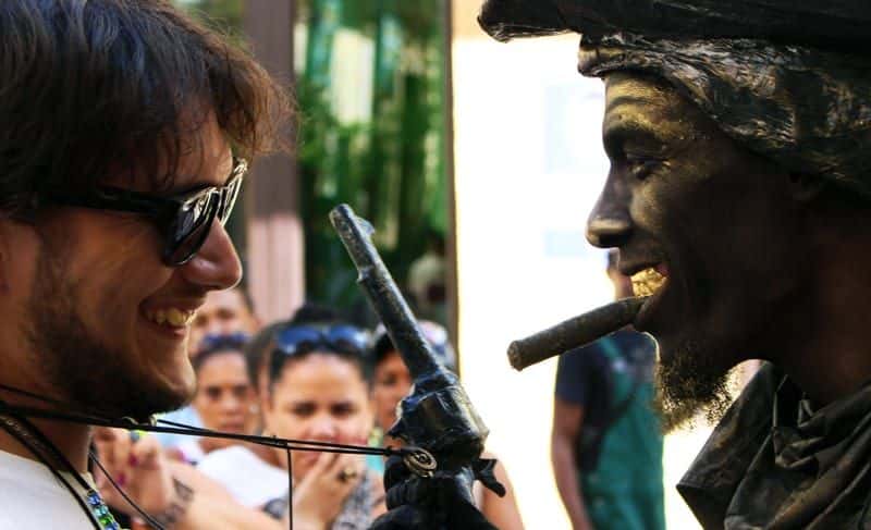 El pistolero, como el bandolero que es, busca qué tomar de los demás… Foto: Alejandro Ulloa