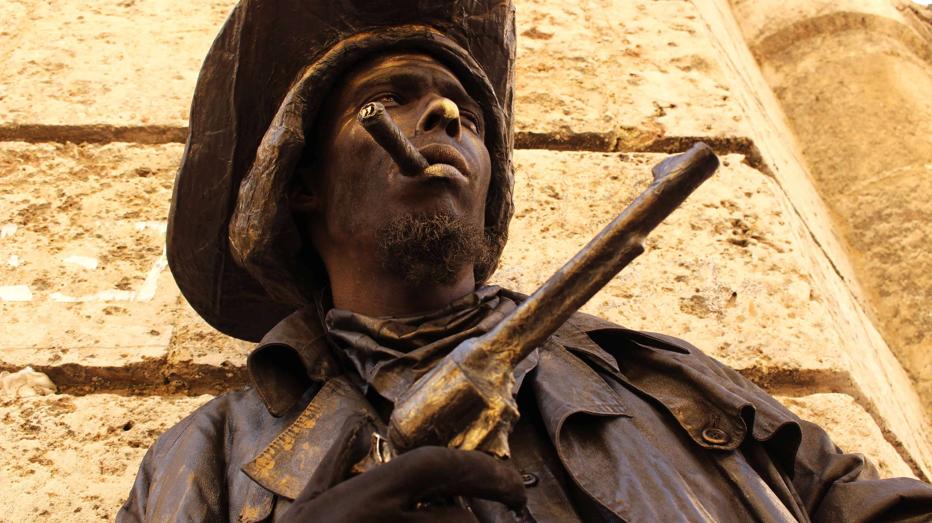 Macho rico, el pistolero de La Habana Vieja. Foto: Alejandro Ulloa