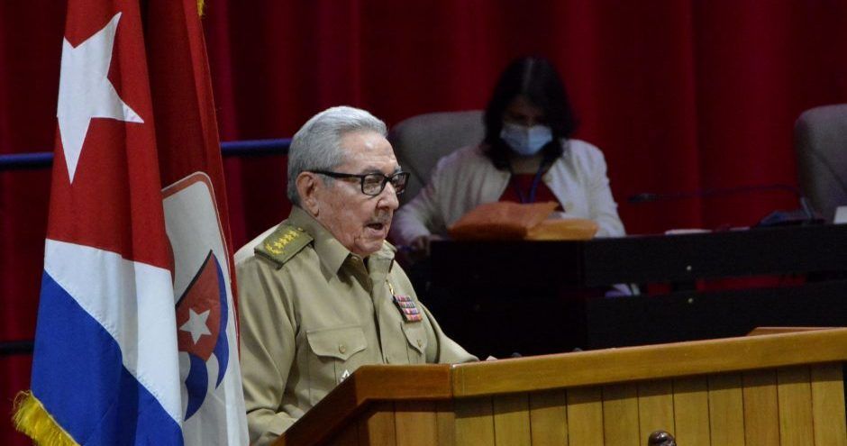 Raúl Castro Ruz uniformado, discurso, en el VIII Congreso del Partido Comunista de Cuba. Foto: Juvenal Balán / Granma.
