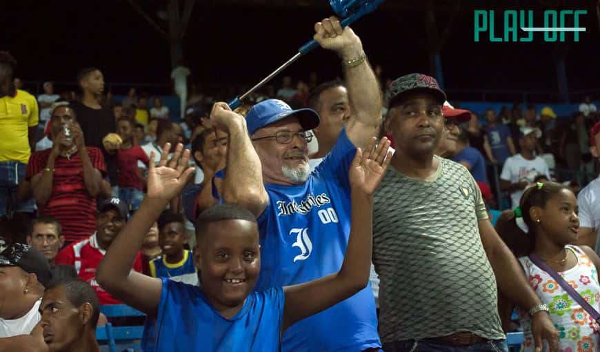 Imágenes del juego entre Industriales y la Isla, Estadio Latinoamericano. Foto: Patryoti