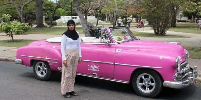 Isaura junto a su vehículo en La Habana Cuba. DPA