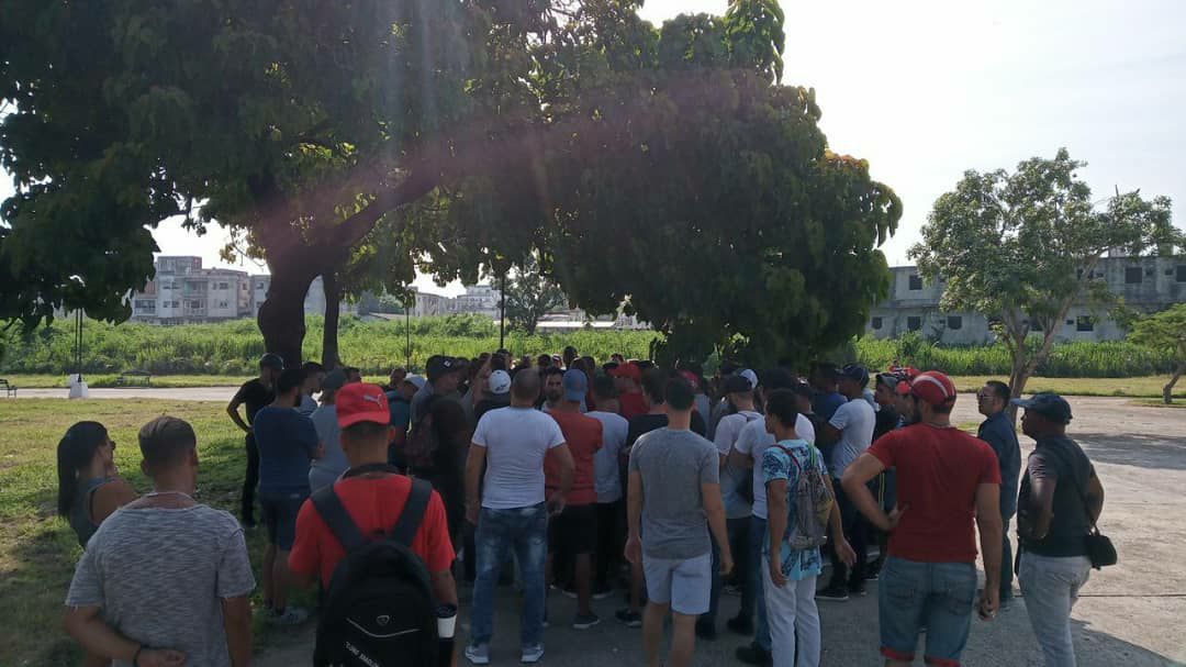 Reunión de usuarios de SNET frente al Ministerio de Comunicaciones este sábado 10 de agosto de 2019, en La Habana. Foto: cortesía