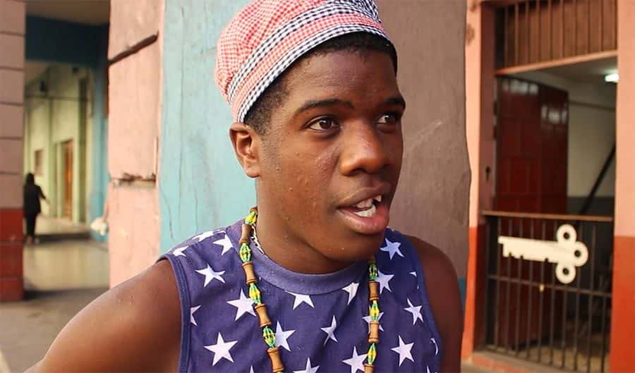Jovenes cubanos esperan visita de Barack Obama. Foto Alejandro Ulloa